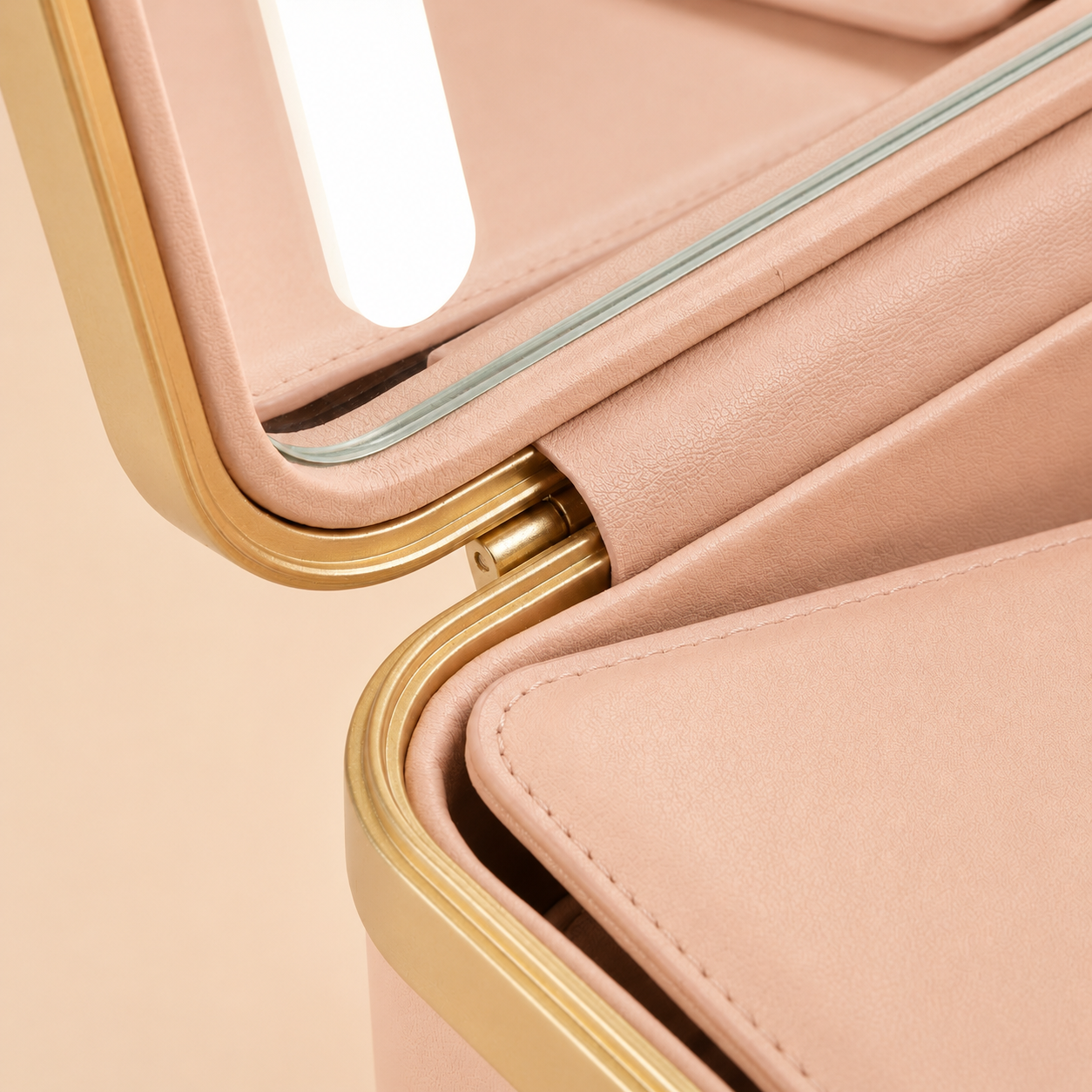 LUVIOR Travel Case — LED Mirror Edition